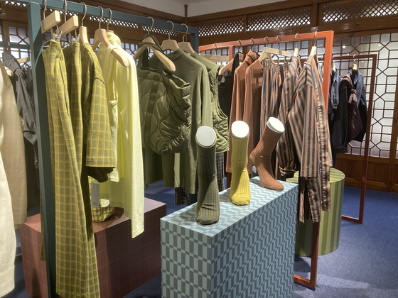 Jaju’s apparel at its pop-up space in Bukchon Hanok Village [KIM JU-YEON]