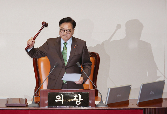 National Assembly Speaker Woo Won-shik declares the results of the second impeachment motion against President Yoon Suk Yeol at the National Assembly in Yeouido, western Seoul, on Saturday. [YONHAP] 
