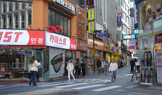 Shoppers frequent Myeong-dong stores. [HA YUN-JI]