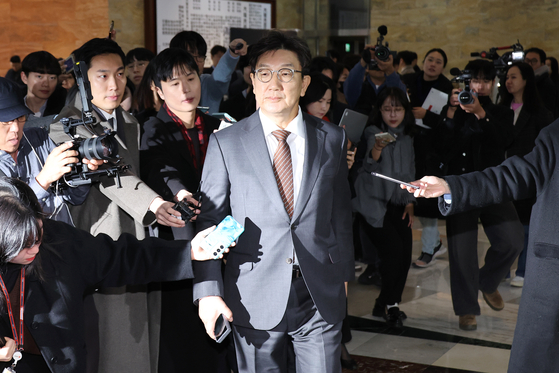 People Power Party (PPP) floor leader Kweon Seong-dong enters the National Assembly building on Saturday. [YONHAP] 