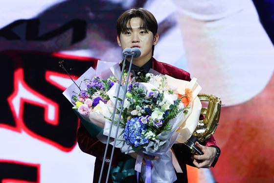 Kia Tigers third baseman Kim Do-yeong gives a speech after winning the KBO's Golden Glove at third base during the awards ceremony at COEX in southern Seoul on Dec. 13, 2024.  [YONHAP]