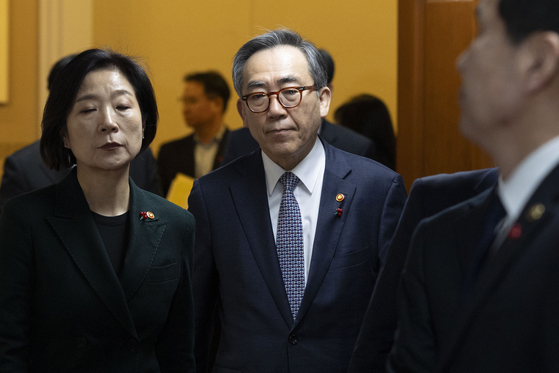 Foreign Minister Cho Tae-yul, center, leaves the main chamber after finishing a meeting with state council members held at the Seoul Government Complex in Jongno District, central Seoul on Dec. 8. [NEWS1]