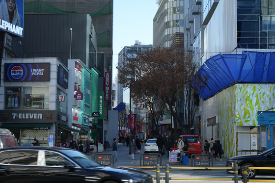 Entrance to the Myeong-Dong shopping streets on a cold Thursday morning [HA YUN-JI]