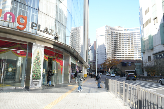 Fewer visitors than usual enter and exit Lotte Young Plaza in Myeong-dong, central Seoul. [HA YUN-JI]