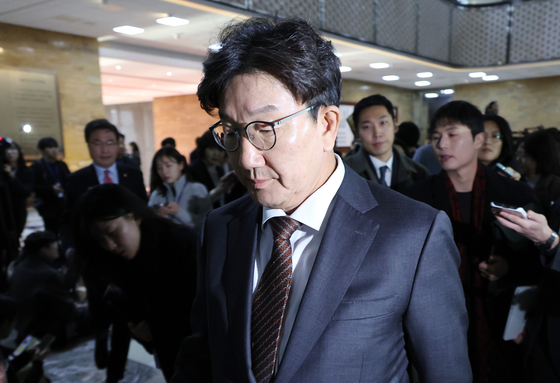 People Power Party (PPP) floor leader Kweon Seong-dong enters the National Assembly building on Saturday. [YONHAP]