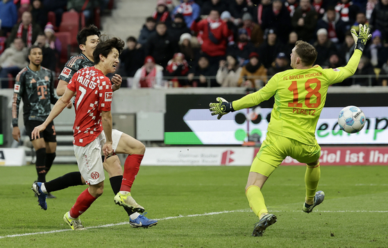 Mainz midfielder Lee Jae-sung, left, scores a goal during a Bundesliga match against Bayern Munich at Mewa Arena in Germany on Saturday. [EPA/YONHAP] 