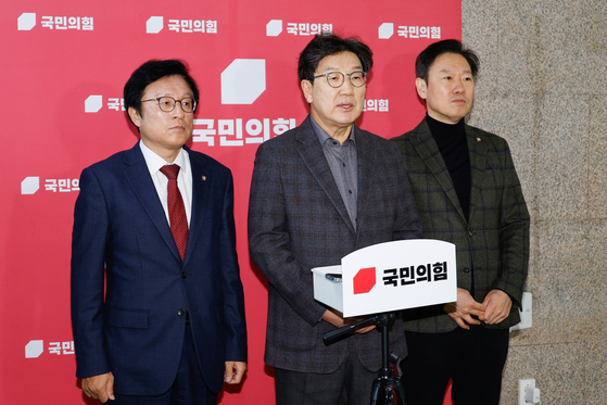 Conservative People Power Party floor leader Kweon Seong-dong, center, speaks at the National Assembly in western Seoul on Sunday. [NEWS1]