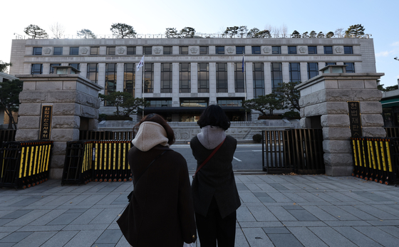 Citizens look ahead at the Constitutional Court building in Jongno District, central Seoul, on Sunday. [NEWS1]