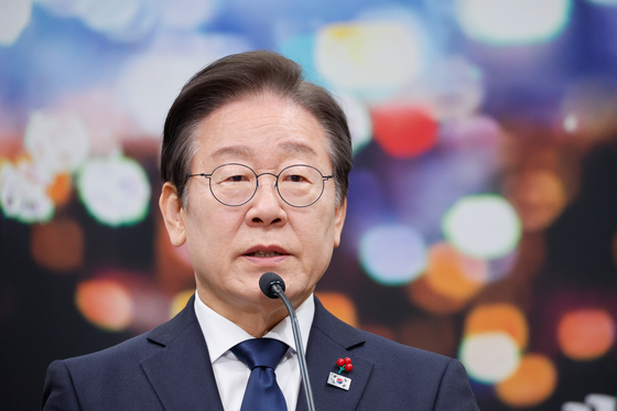 Democratic Party leader Lee Jae-myung speaks at a press conference at the National Assembly on Sunday. [NEWS1]
