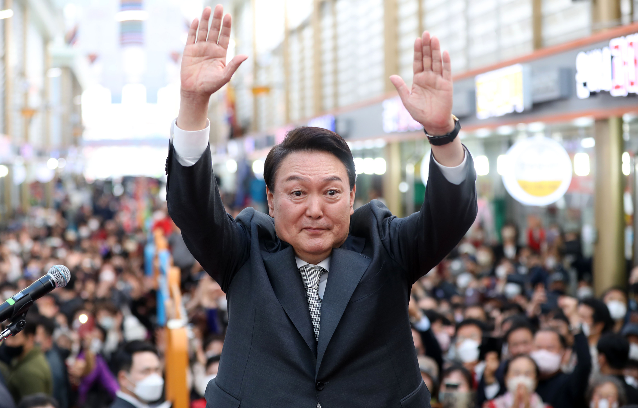 President Yoon Suk Yeol greets citizens in Jinju, South Gyeongsang, on April 21, 2022. [YONHAP] 