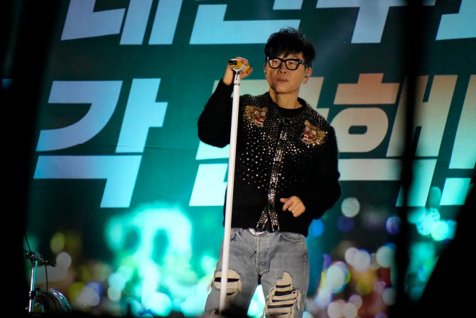 Singer Lee Seung-hwan performs at a concert on Saturday in front of the National Assembly in Yeouido, western Seoul, to show support for Saturday's rally calling for President Yoon Suk Yeol's impeachment. The concert was also livestreamed. [SCREEN CAPTURE]