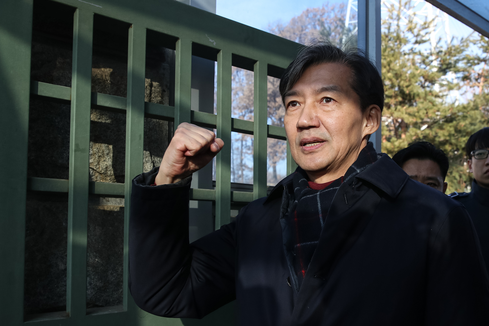 Cho greets his supporters at the Seoul Detention Center in Uiwang, Gyeonggi, before being imprisoned at the detention center on Monday. [NEWS1]