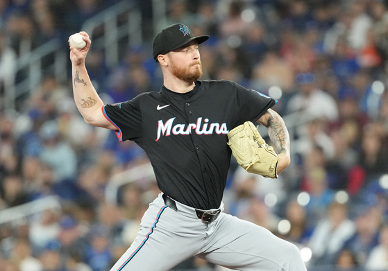 Miami Marlins starting pitcher Adam Oller throws a pitch against the Toronto Blue Jays during the first inning at Rogers Centre in Toronto, Canada on Sept. 27. [REUTERS/YONHAP] 