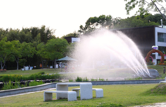 Aramco Korea's benches at the Taehwagang National Garden in Ulsan incorporate recycled plastic. [ARAMCO KOREA]