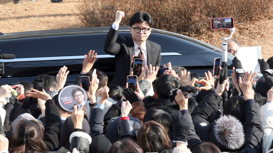 Conservative People Power Party leader Han Dong-hoon bids farewell to his supporters at the National Assembly in western Seoul on Dec. 16. [KANG JEONG-HYEON]