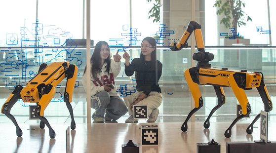 A robotics exhibition will run at Incheon International Airport's Terminal 2 for the next six months. [YONHAP]