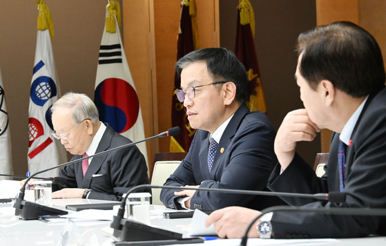 Minister of Economy and Finance Choi Sang-mok, center, speaks during a meeting with representatives of Korea's six major business lobbies on Dec. 16. [MINISTRY OF ECONOMY AND FINANCE]