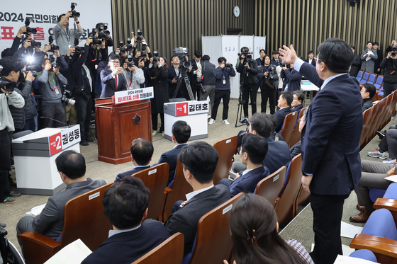 A People Power Party lawmaker criticizes party leader Han Dong-hoon for supporting President Yoon Suk Yeol's impeachment at the National Assembly on Dec. 12 in western Seoul. [YONHAP]