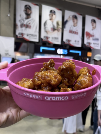 Aramco's plastic bowls at Jamsil Baseball Stadium [SEOUL METROPOLITAN GOVERNMENT]