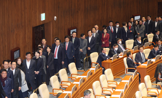 Lawmakers of the conservative People Power Party (PPP) take part in a secret ballot for the impeachment of President Yoon Suk Yeol at the National Assembly in western Seoul on Saturday afternoon. [YONHAP]