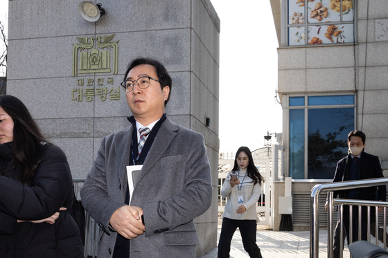 Son Young-jo, an investigator of the Corruption Investigation Office for High-Ranking Officials, steps out of the presidential office in Yongsan, central Seoul, after failing to deliver a summons to President Yoon Suk Yeol on Dec. 16. [KIM HYEON-DONG]