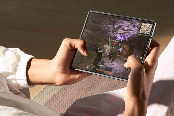 A gamer is playing Krafton's mobile game on a Samsung mobile phone. [NEWS1] 