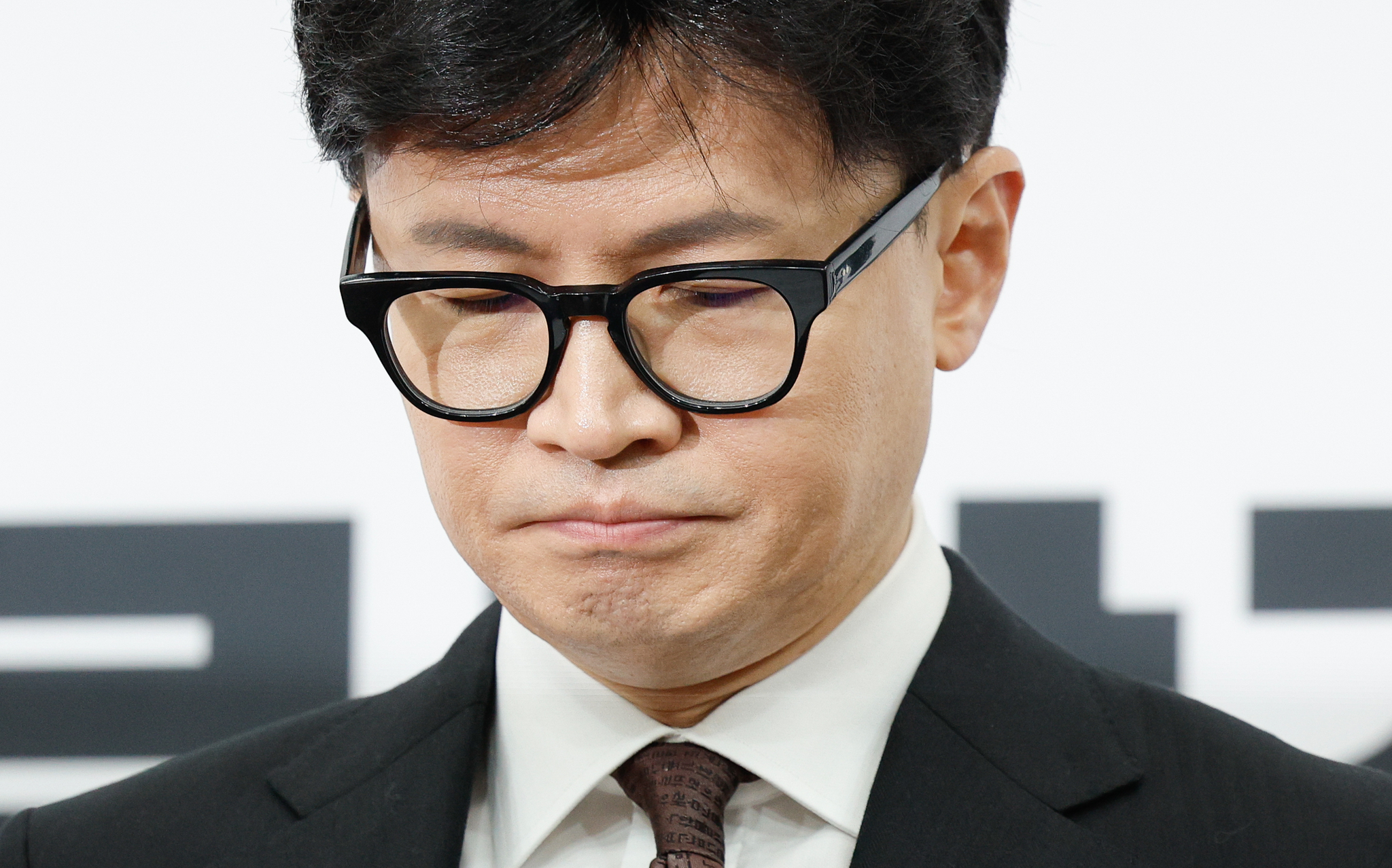 Conservative People Power Party leader Han Dong-hoon frowns during a press conference where he announced his resignation on Dec.16 in western Seoul. [NEWS1]