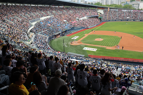 A crowd watches a game between the LG Twins and the Kia Tigers at Jamsil Baseball Stadium in Songpa District, southern Seoul, on April 28. The Seoul government partnered with baseball teams, food vendors and Aramco Korea to introduce reuseable cups to the arena in April. [YONHAP]