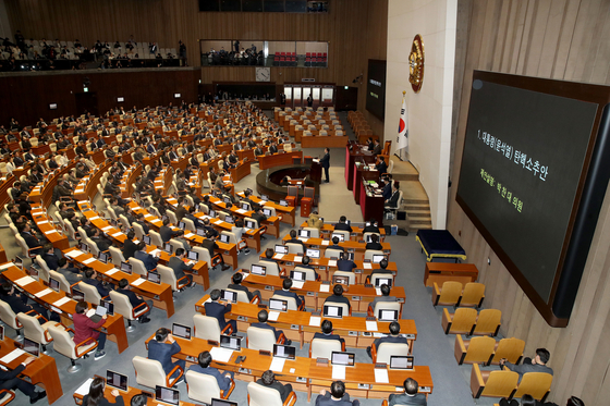 Lawmakers listen to Democratic Party floor leader Park Chan-dae's speech before the second impeachment vote at the National Assembly on Saturday. [NEWS1]