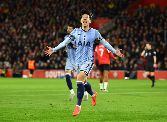 Tottenham Hotspur captain Son Heung-min celebrates during a Premier League match against Southampton at St Mary’s Stadium in England on Dec. 15. [REUTERS/YONHAP] 