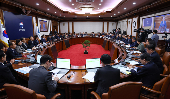 A Cabinet meeting takes place at the government complex in Jongno District, central Seoul, on Dec. 17. [JOINT PRESS CORPS] 
