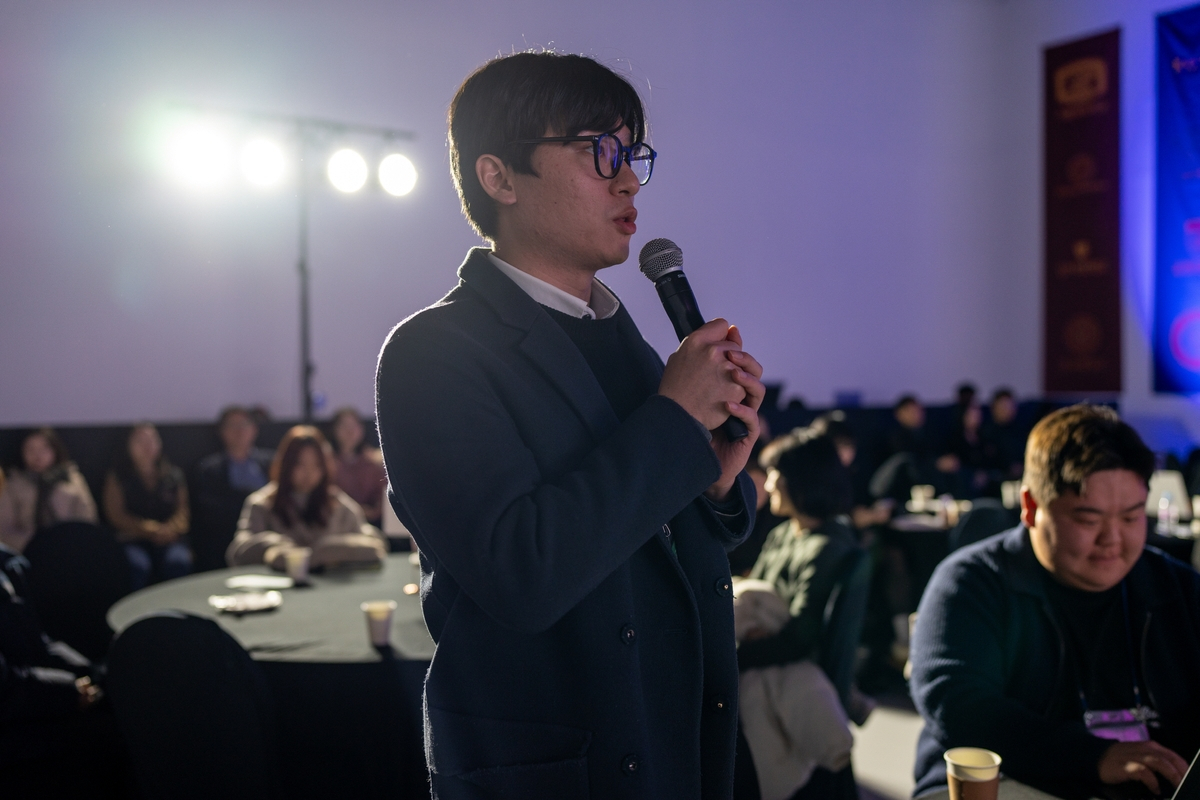 Yoon Jae-young, Soongsil University's student council president, talks during a meeting with Seoul officials on Dec. 12. [SEOUL METROPOLITAN GOVERNMENT]