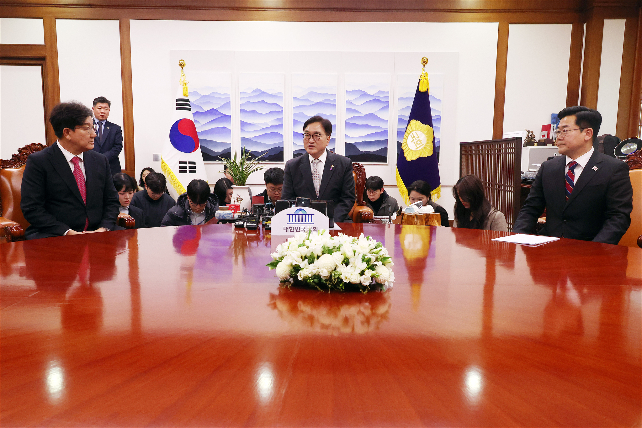National Assembly Speaker Woo Won-shik, center, moderates a meeting with conservative People Power Party floor leader Kweon Seong-dong, left, and liberal Democratic Party floor leader Park Chan-dae at the National Assembly in Yeouido, western Seoul, on Dec. 17. [JOINT PRESS CORPS]