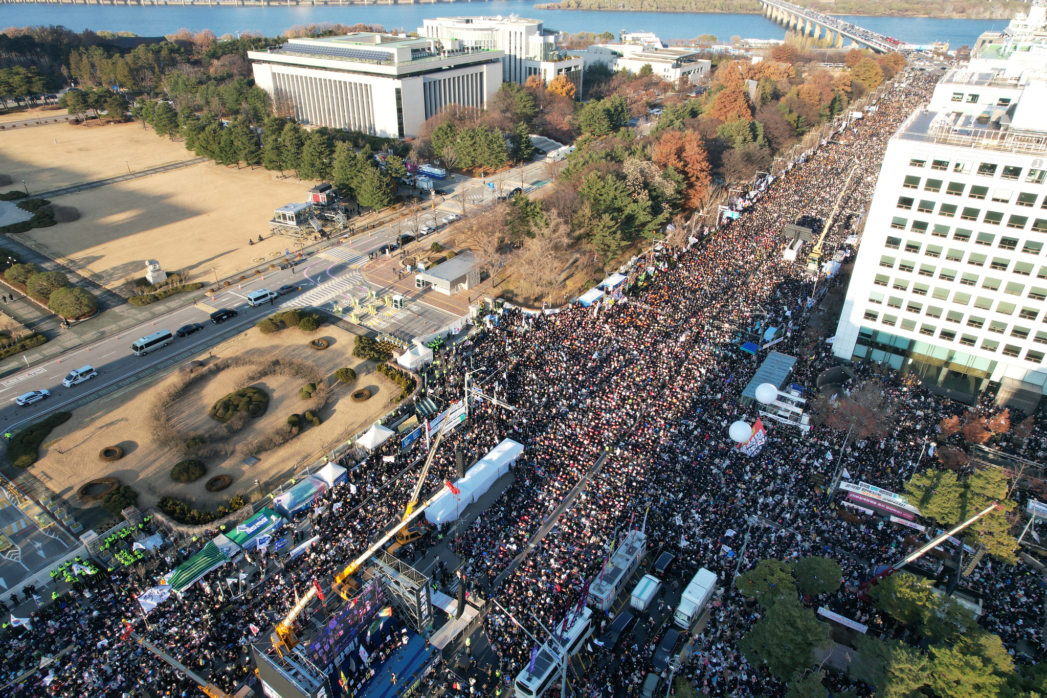 Hundreds of thousands of protesters rally in front of the National Assembly in western Seoul on Saturday. About 200,000 protesters gathered for the rally, according to the police. [YONHAP]