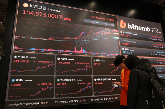 Bitcoin prices are displayed at the Bithumb Lounge in Seocho District, southern Seoul, on Dec. 17. [YONHAP]