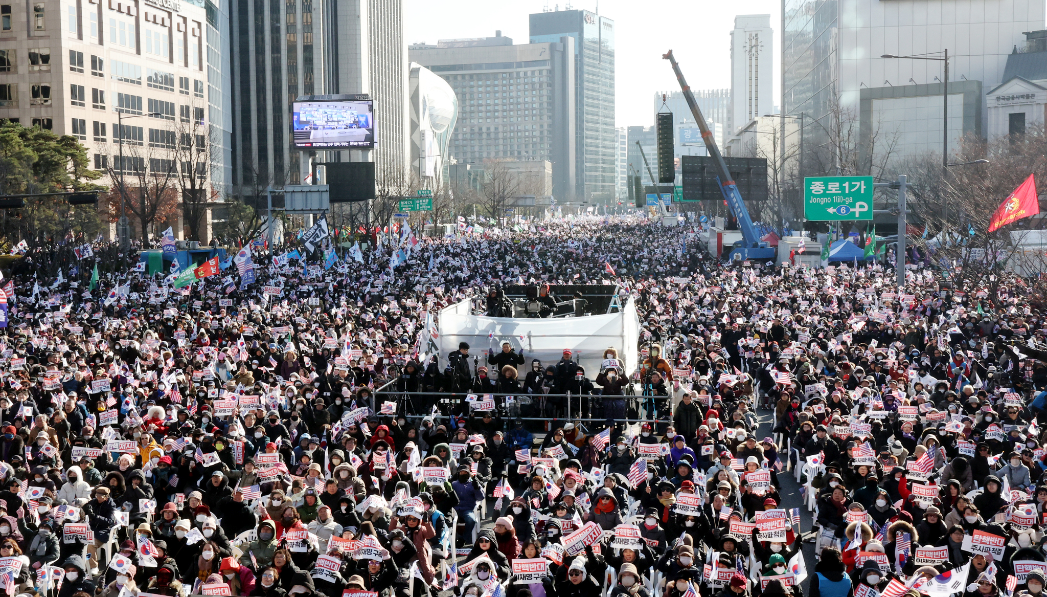 Protesters supporting President Yoon Suk Yeol rally in Gwanghwamun, central Seoul, on Saturday. About 40,000 participants were gathered, according to the police. [YONHAP]