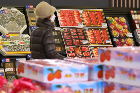 Customers shop at a major discount chain store in Seoul on Sunday. [YONHAP] 