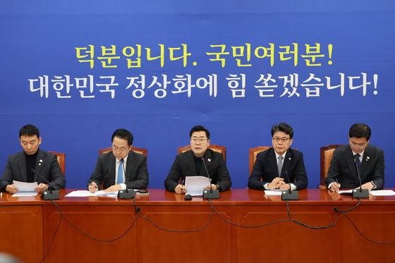 Liberal Democratic Party floor leader Park Chan-dae, center, speaks during a floor leadership meeting convened at the National Assembly in western Seoul on Dec. 17. [YONHAP] 