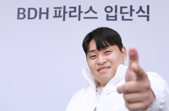 Yu Yeon-su poses for a photo during a joining ceremony at Olympic Hall in southern Seoul on Dec. 16. [KOREAN PARALYMPIC COMMITTEE]