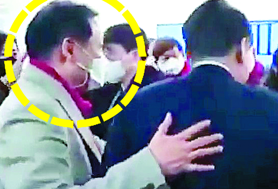 Jeon Seong-bae, a shaman also known as Geon Jin, left, and then-presidential candidate Yoon Suk Yeol, right, appear together at Yoon's campaign office in a YouTube video. [SCREEN CAPTURE] 