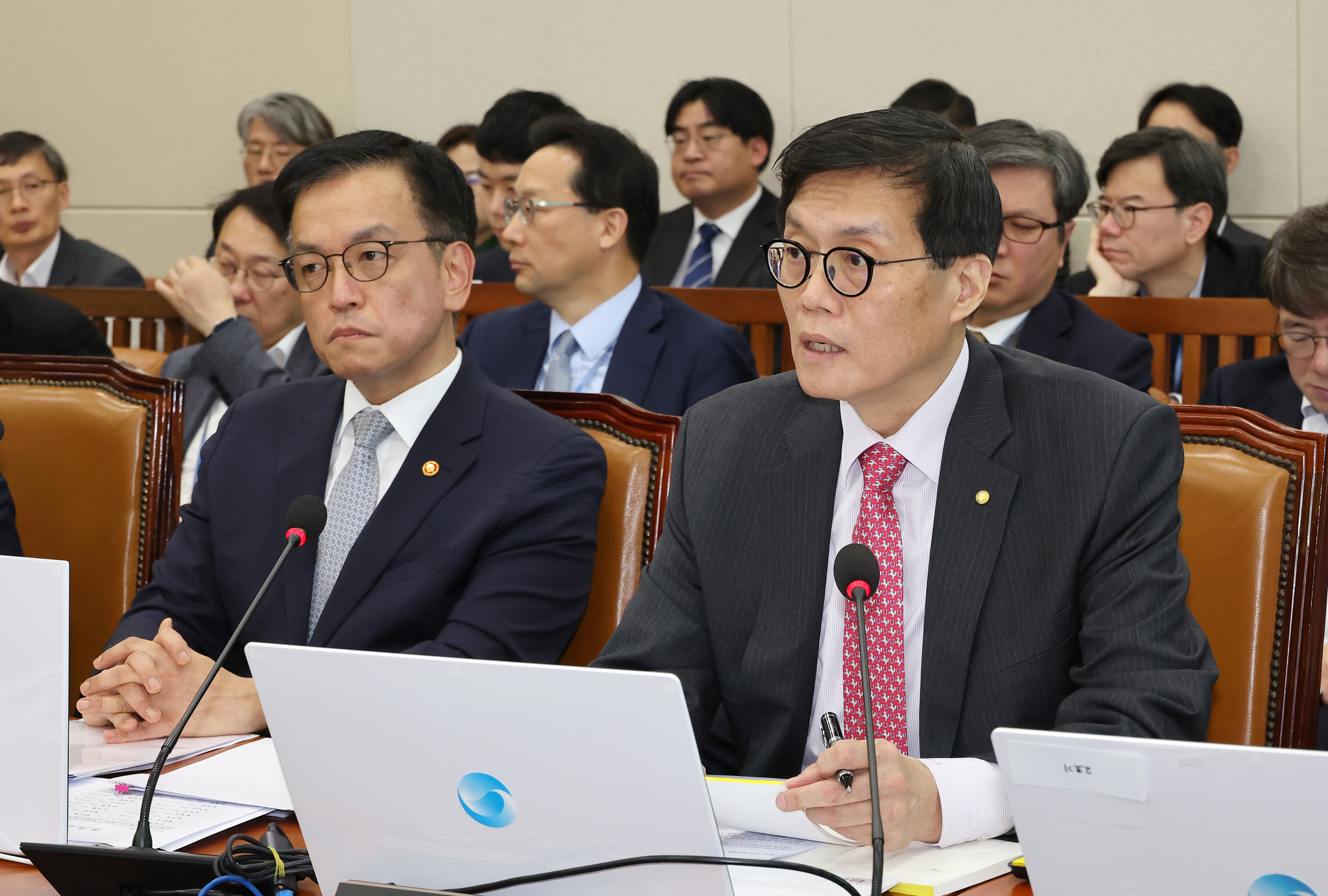 Bank of Korea Gov. Rhee Chang-yong, right, speaks during a parliamentary inquiry at the National Assembly in western Seoul on Dec. 17, with Minister of Economy and Finance Choi Sang-mok on his left. [YONHAP]