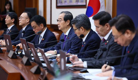 Acting President Han Duck-soo, fourth from right, speaks during a Cabinet meeting held at the government complex in Jongno District, central Seoul, on Dec. 17. [JOINT PRESS CORPS]