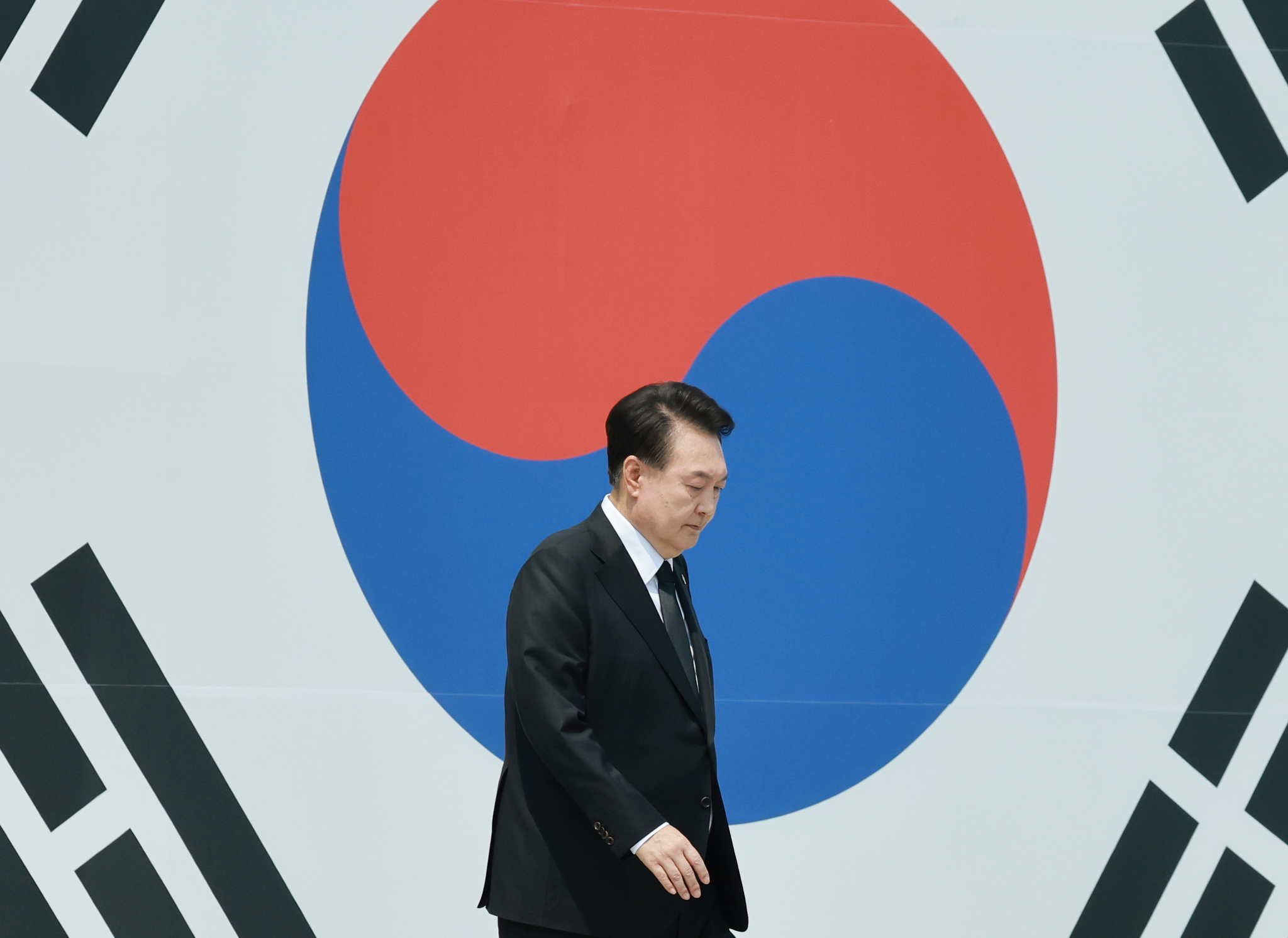 President Yoon Suk Yeol leaves the stage after delivering a speech during the Memorial Day ceremony at Seoul National Cemetery on June 6. [YONHAP]