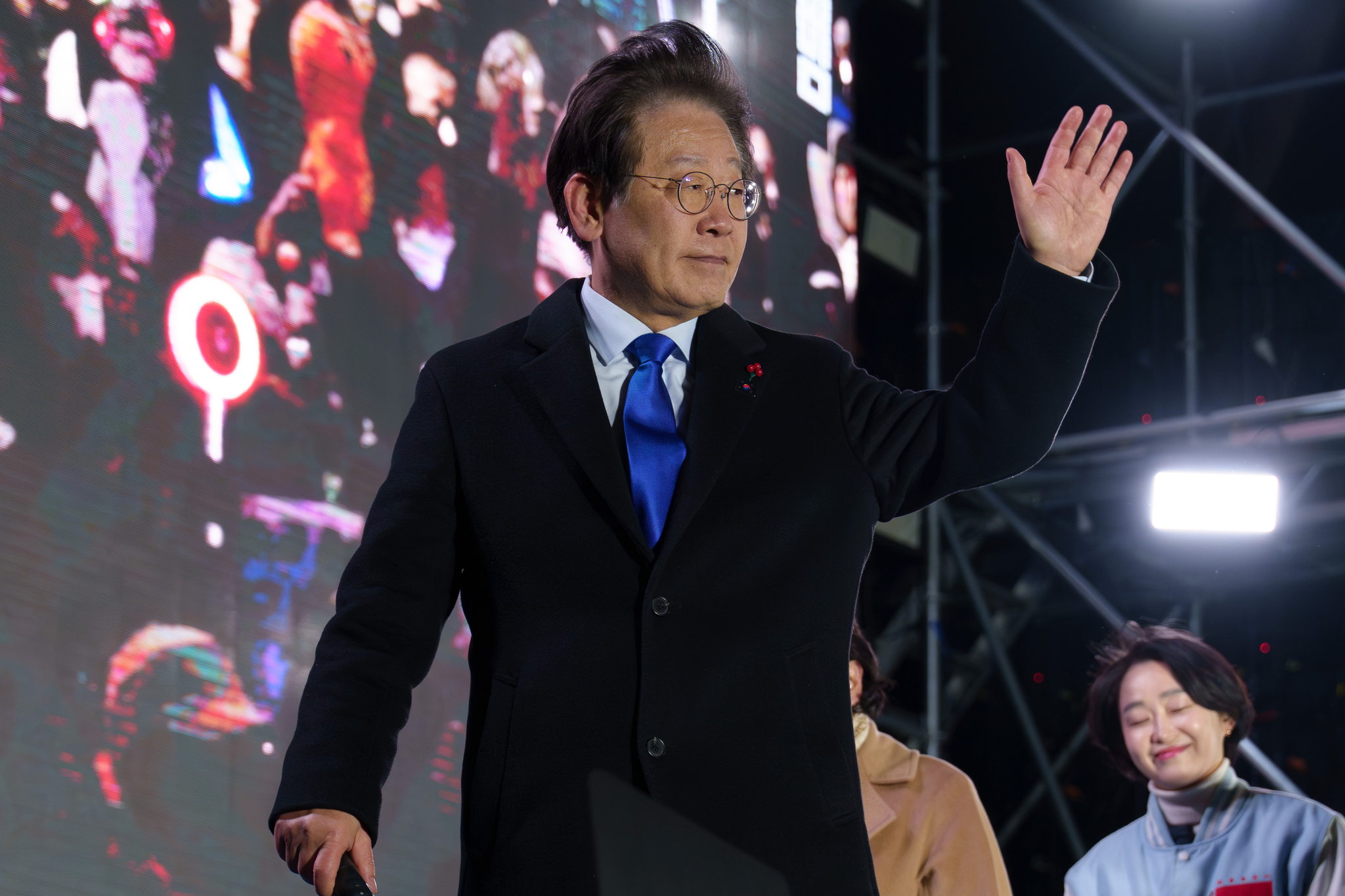 Democratic Party leader Lee Jae-myung waves his hand to the crowd at a rally demanding Yoon's ousting after a speech following the passage of the impeachment motion in western Seoul on Saturday [CHO YONG-JUN]