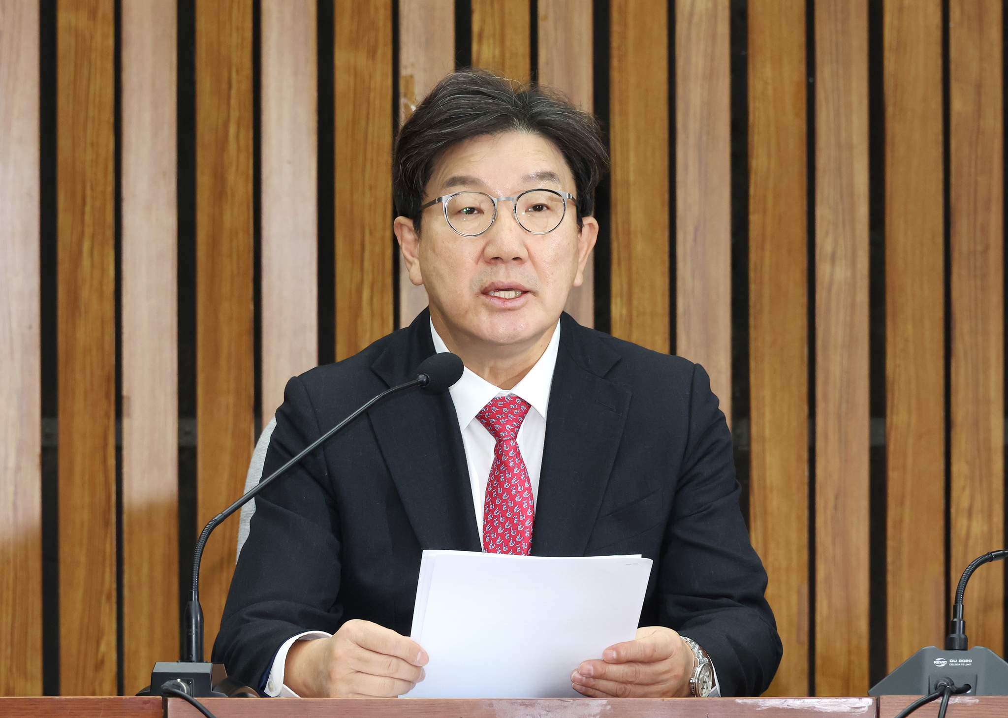 Conservative People Power Party floor leader Kweon Seong-dong speaks during an internal meeting held at the National Assembly in western Seoul on Dec. 17. [YONHAP] 