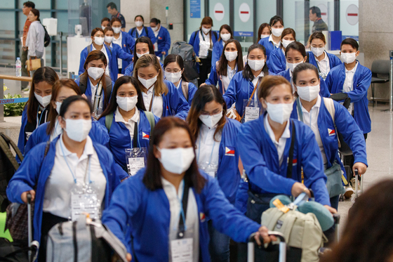 Filipino domestic caregivers arrive at Incheon International Airport on Aug. 7. [JOINT PRESS CORPS]