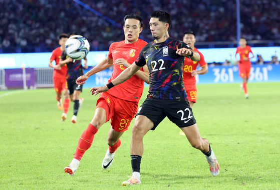 Korea's Park Kyu-hyun, right, vies for the ball during the Hangzhou Asian Games quarterfinal against China in Hangzhou, China on Oct. 1, 2023. [YONHAP] 