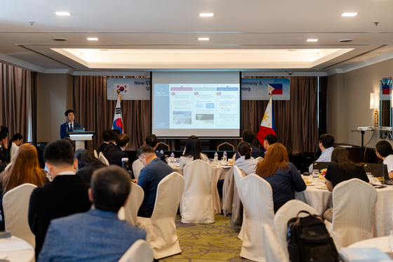 An employee of Korea Water Resources Corporation (K-water) presents the agency's final proposal to create water supply and sewage systems in New Clark City in the Philippines at a venue in Manila on Dec. 16. [KOREA WATER RESOURCES CORPORATION]