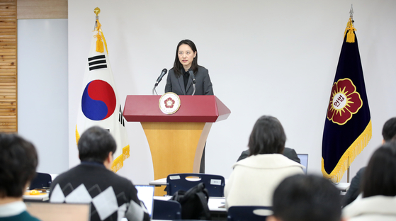 Lee Jin, spokesperson of the Constitutional Court, speaks during a briefing in central Seoul on Dec. 17. [NEWS1] 