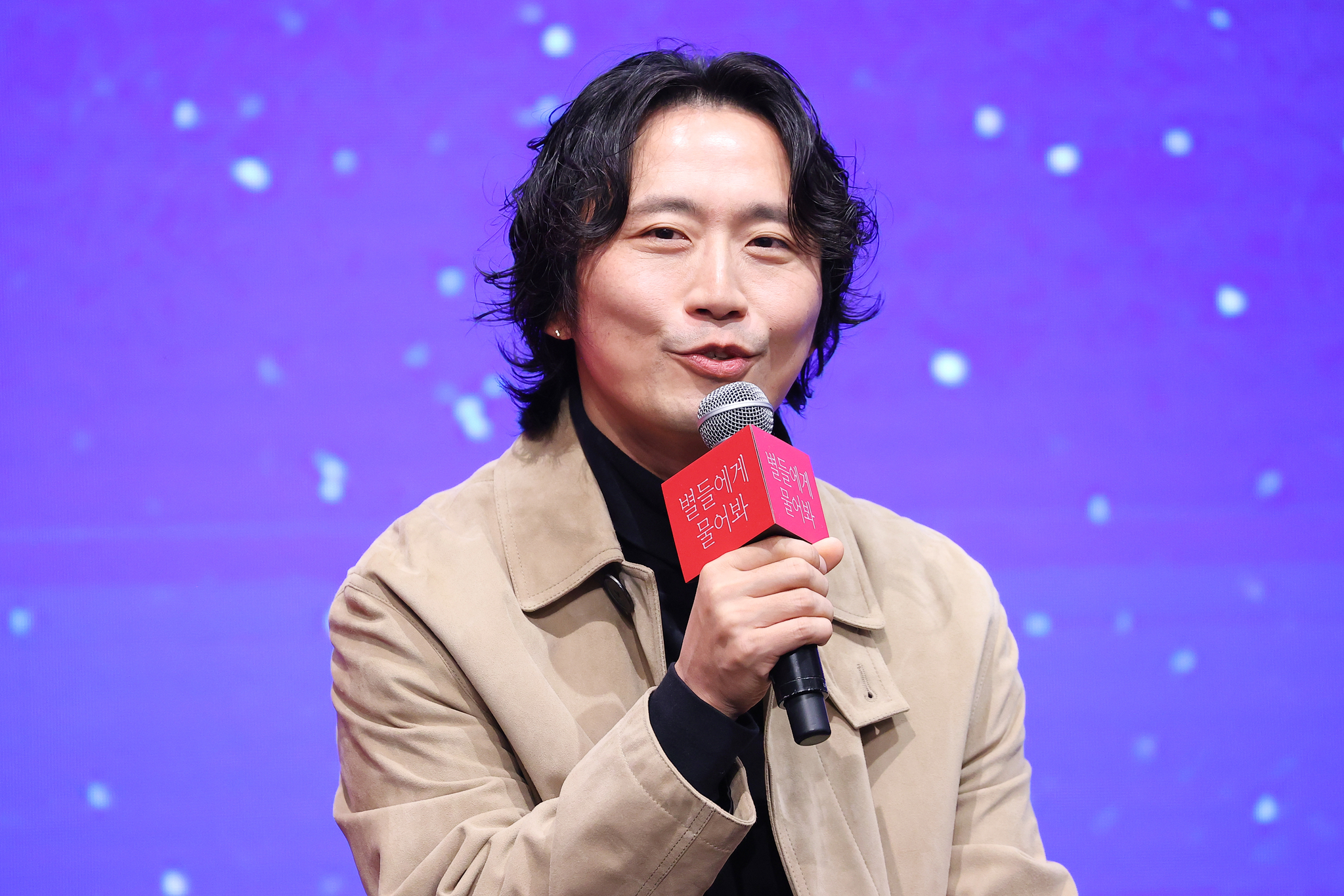 Director Park Shin-woo speaks at a press conference held on Dec. 18 at D-Cube City in Guro District, western Seoul. [YONHAP]